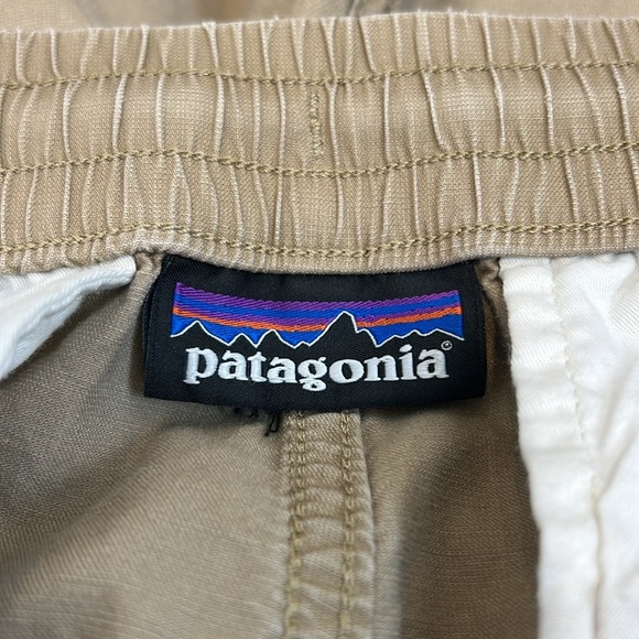 Patagonia men’s Tan Cargo Shorts size 32. - Picture 8 of 13